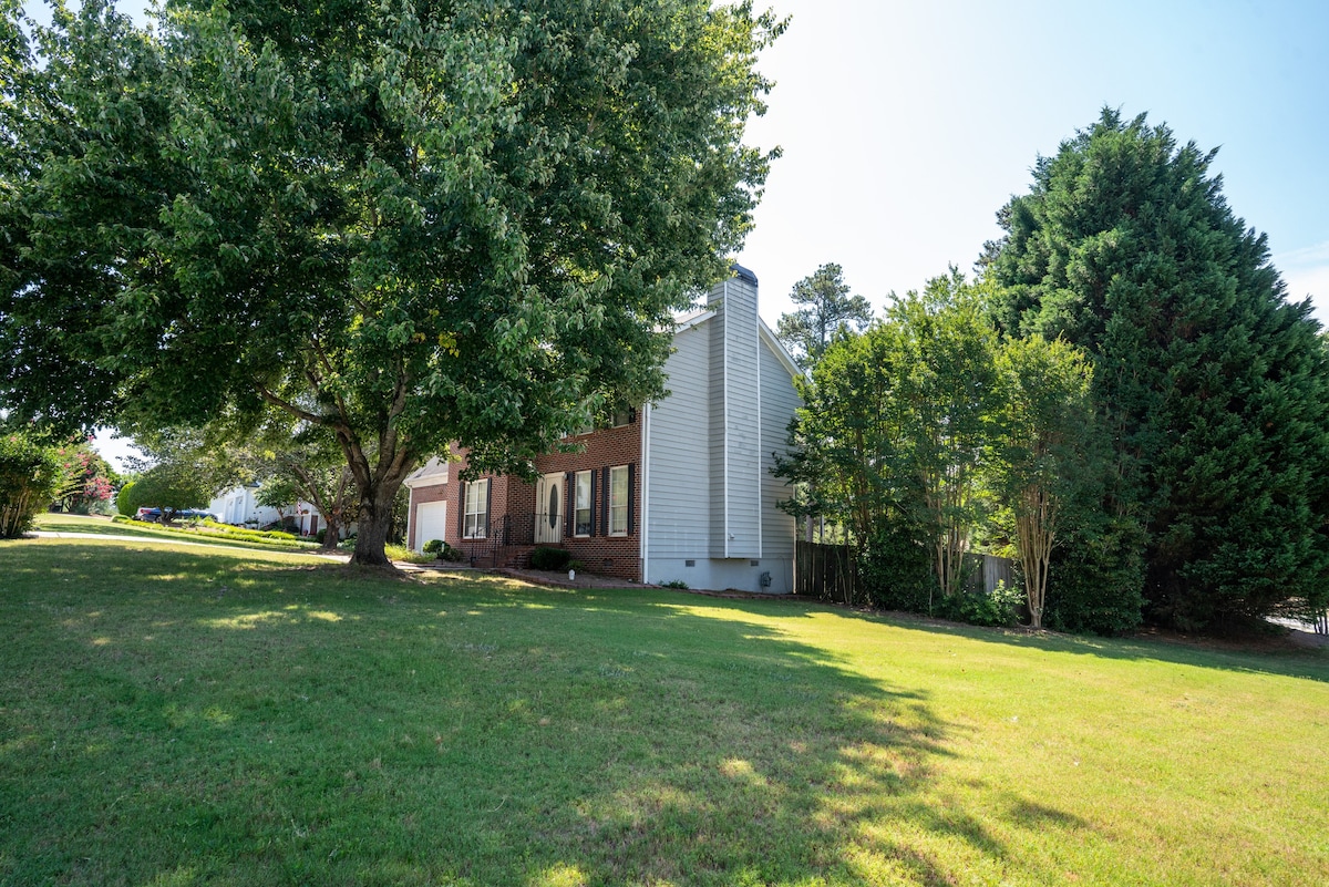 3 BED/BATH LOGANVILLE MANOR - CLOSE TO EVERYTHING!