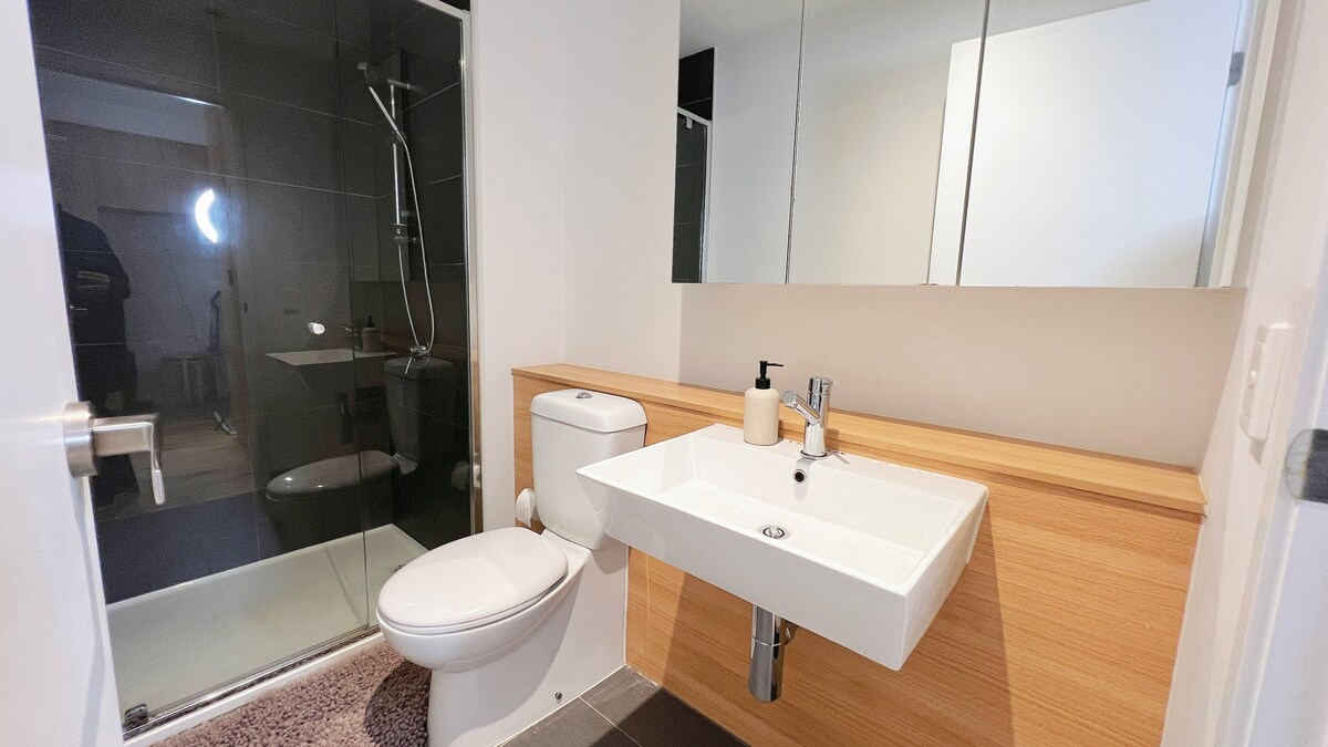 11-Premium CBD location, close to train station