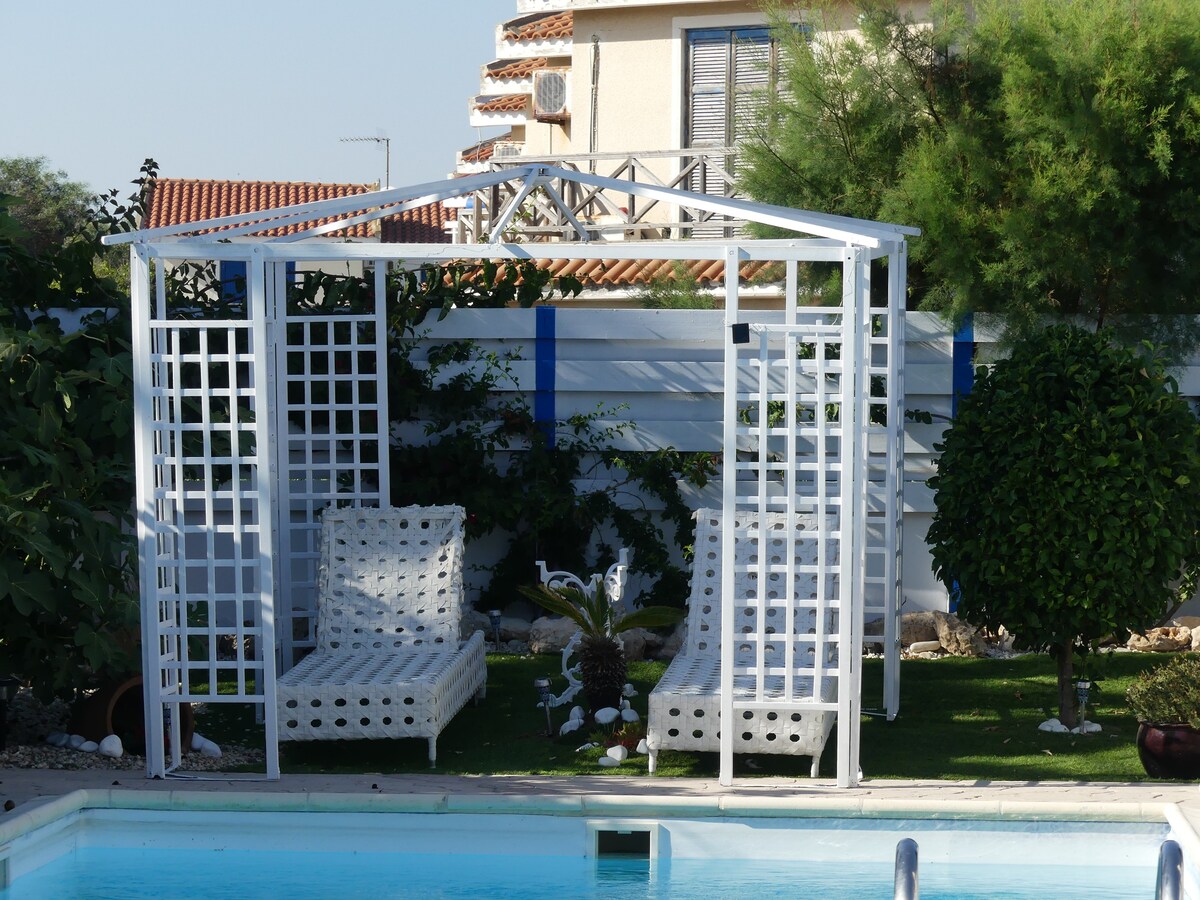 希腊岛屿风格的双卧室别墅，带泳池