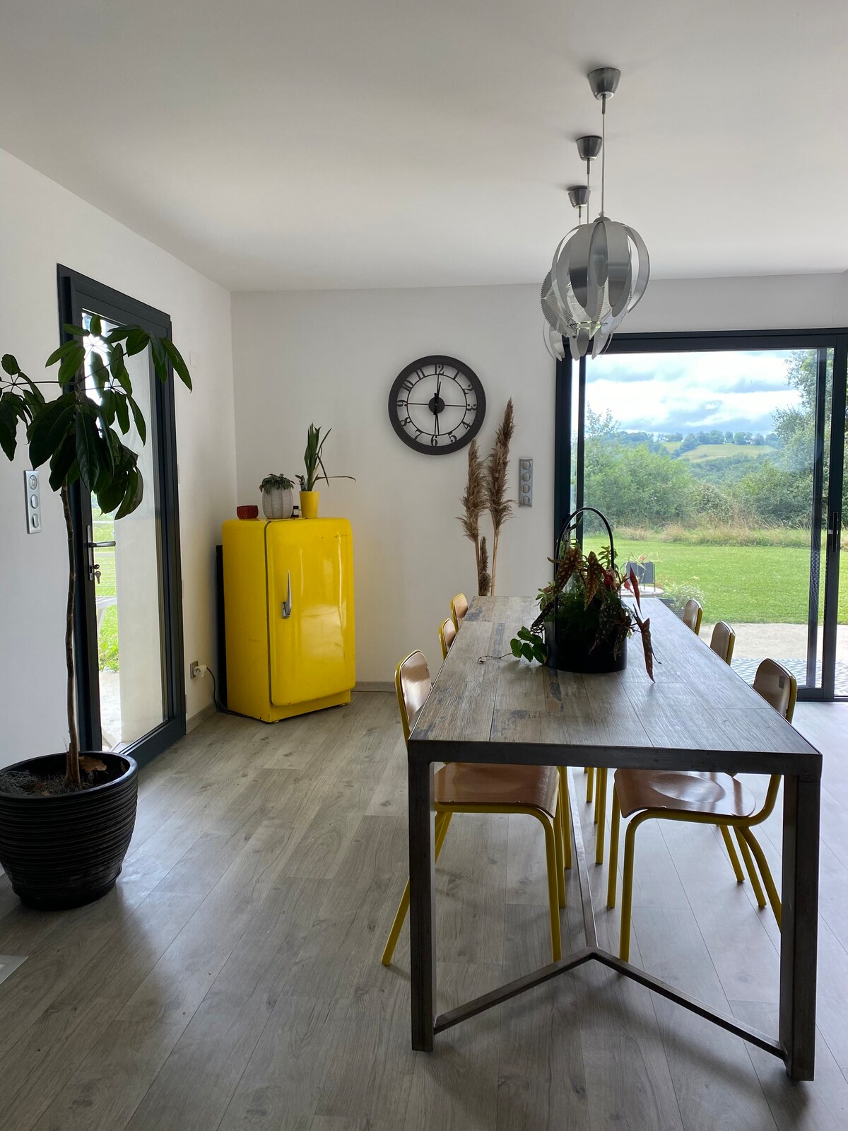 Maison moderne en campagne entre mer et montagne