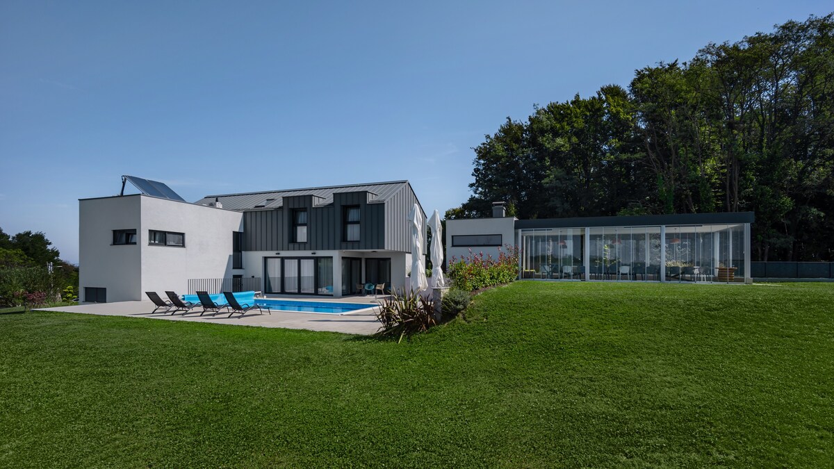 Casa Cielo ，带室外泳池的全新现代别墅