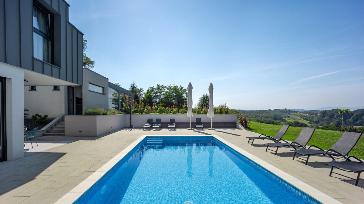 Casa Cielo ，带室外泳池的全新现代别墅