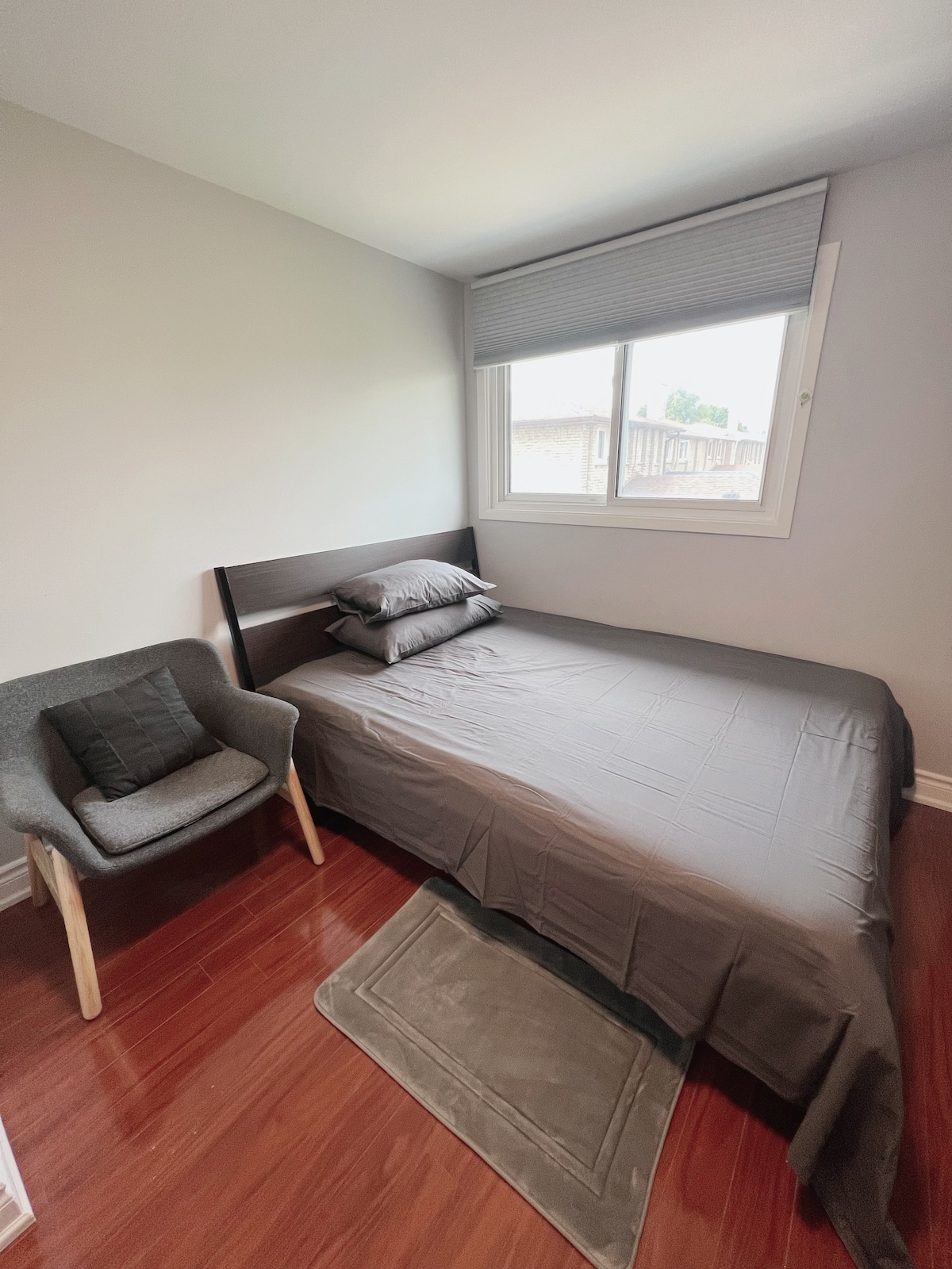 2层1间卧室，配备独立卫生间和标准双人床