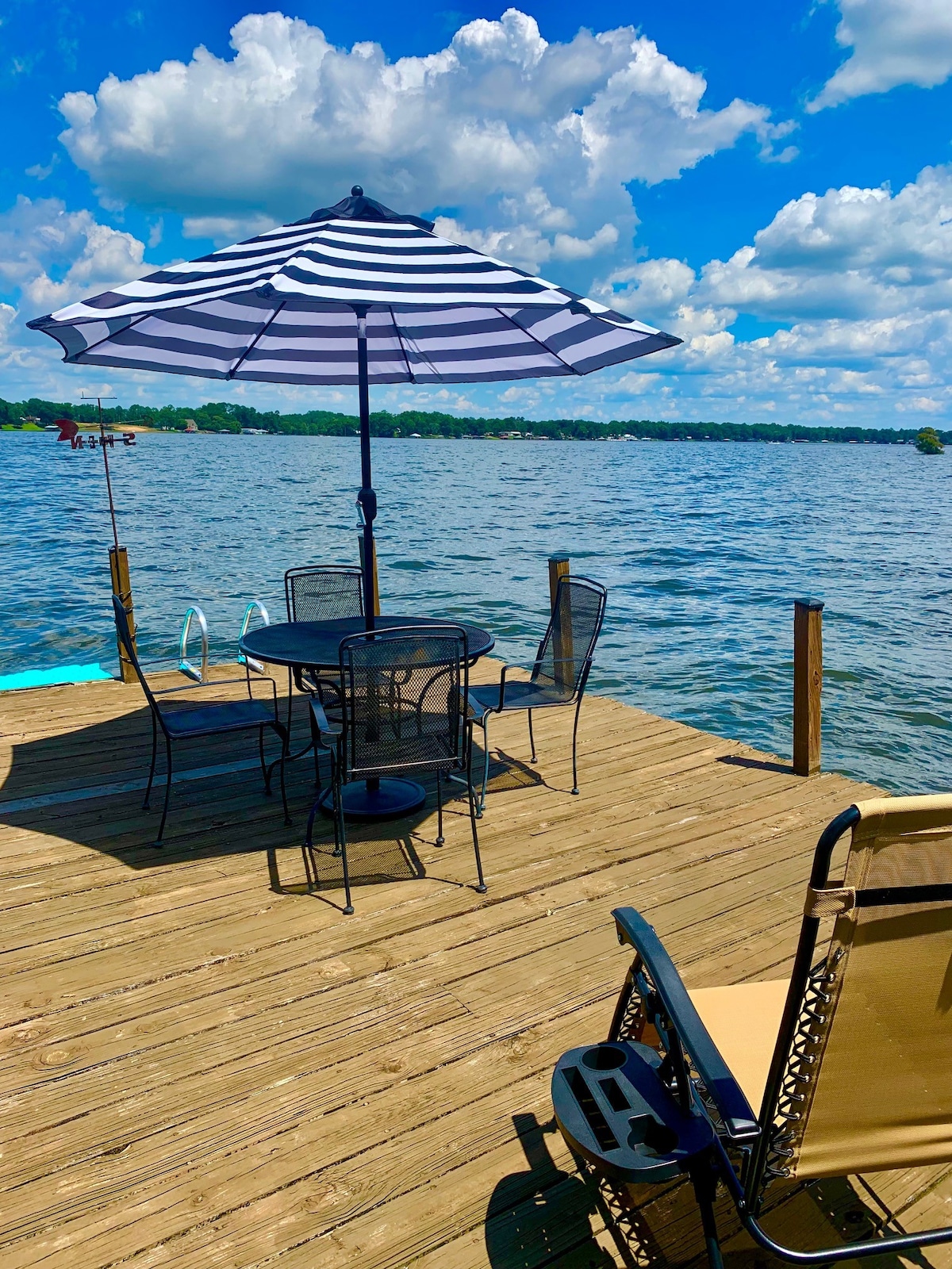 Cozy 3 BR cottage lakeside with dock & boat lift