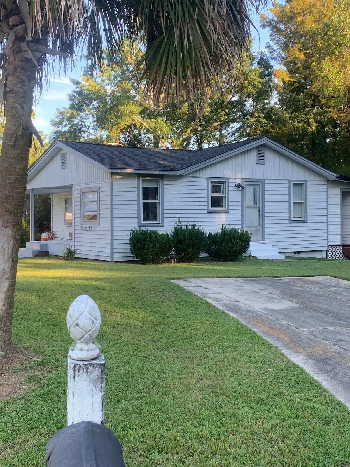 Cozy 3 BR cottage lakeside with dock & boat lift