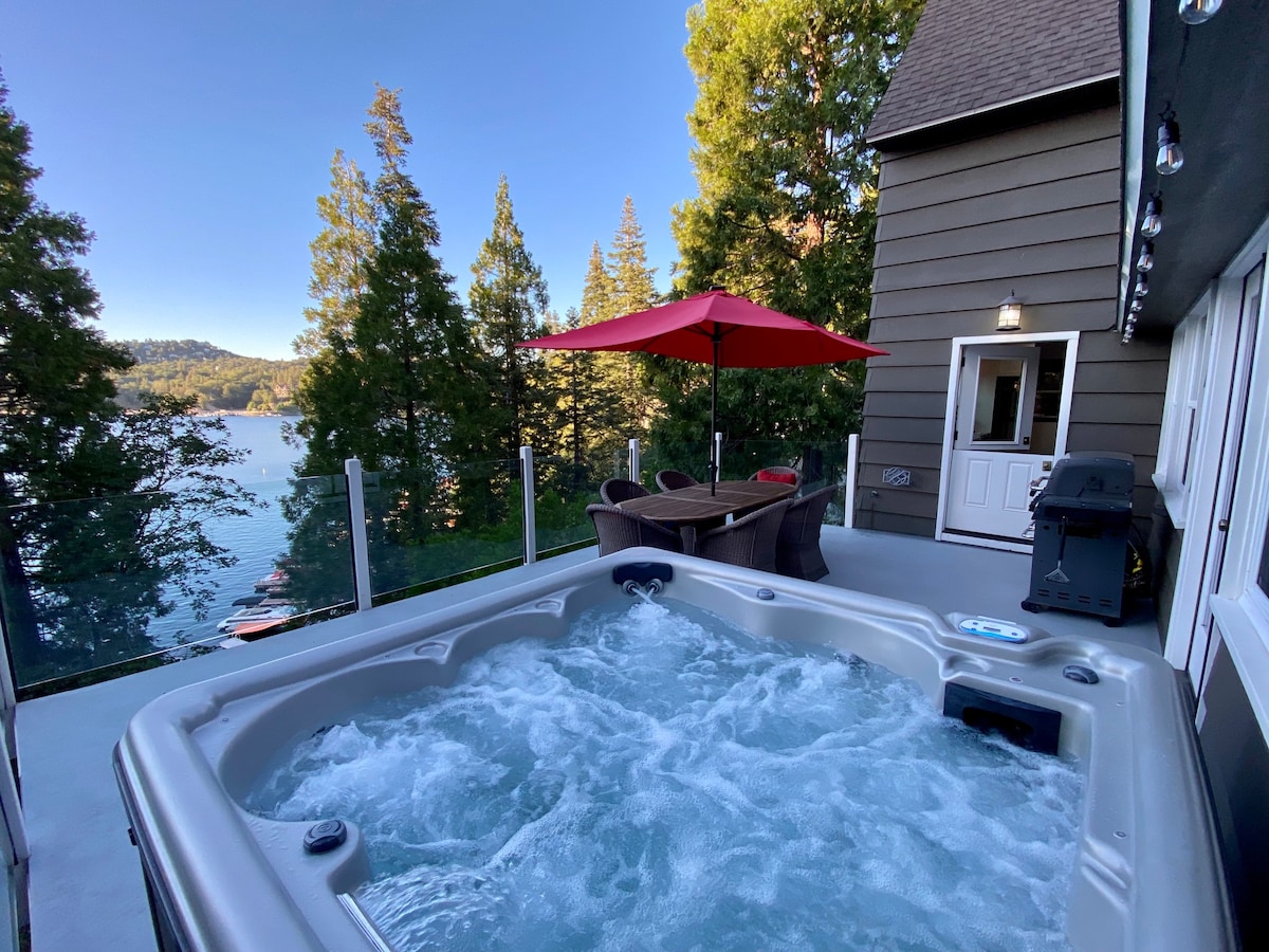 Lake Front w/ Dock, Hot Tub and Spectacular Views!