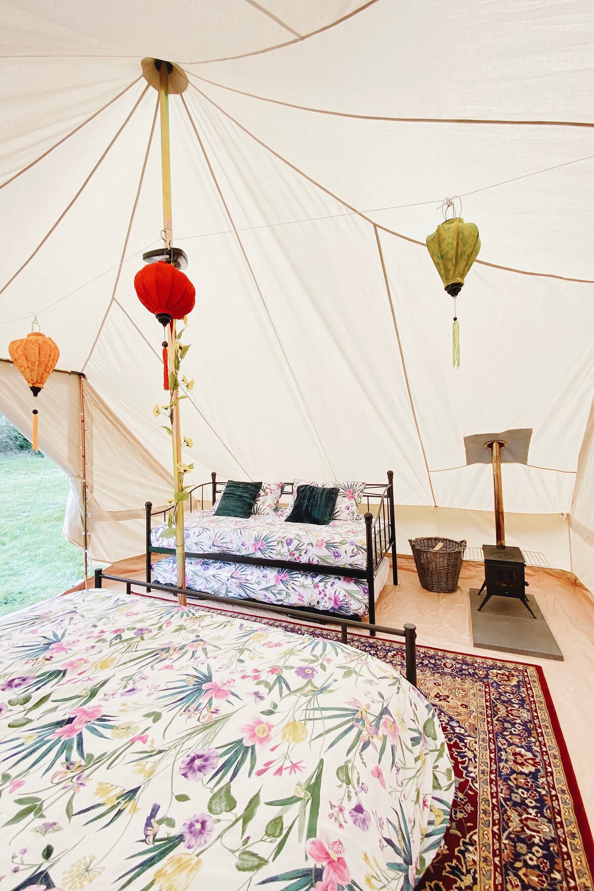 Touareg帐篷可容纳4人， 6人钟形帐篷， 2人入住。