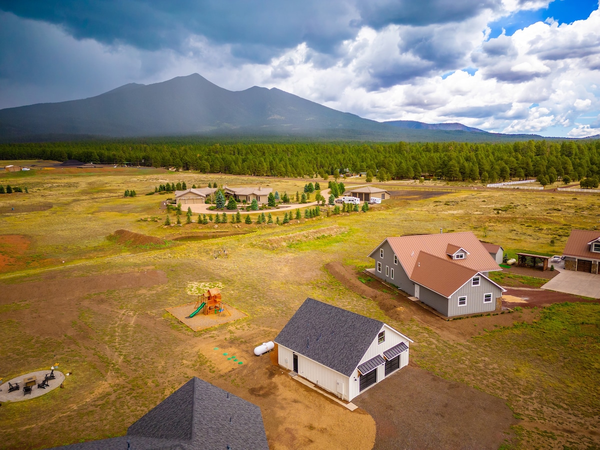 位于Humphreys Peak-Relax的农舍，可欣赏美景！