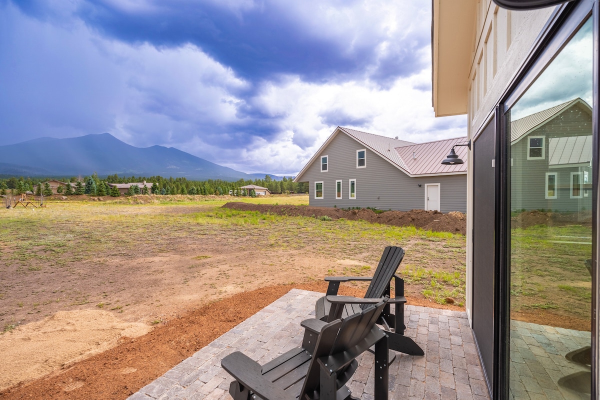 位于Humphreys Peak-Relax的农舍，可欣赏美景！