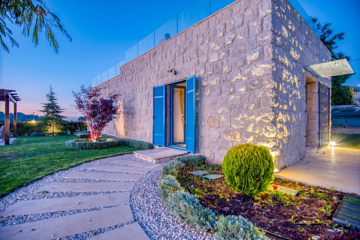 Red Oak House W/ Garden in Assia, Batroun District