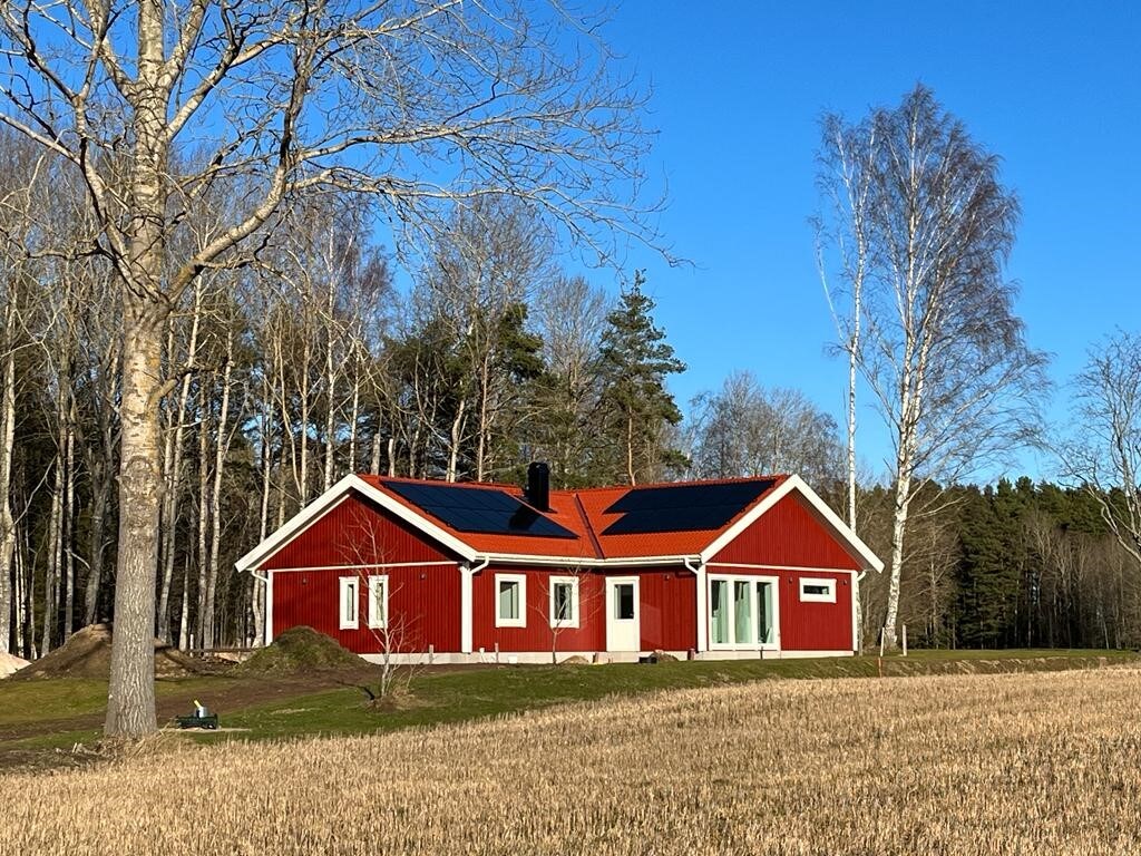 Charmigt boende, omgivet av ängar, fält och skog.