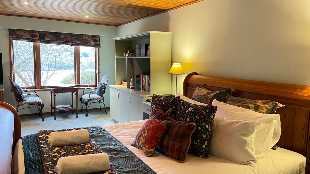 Wakatipu Gold Suite - Lake View