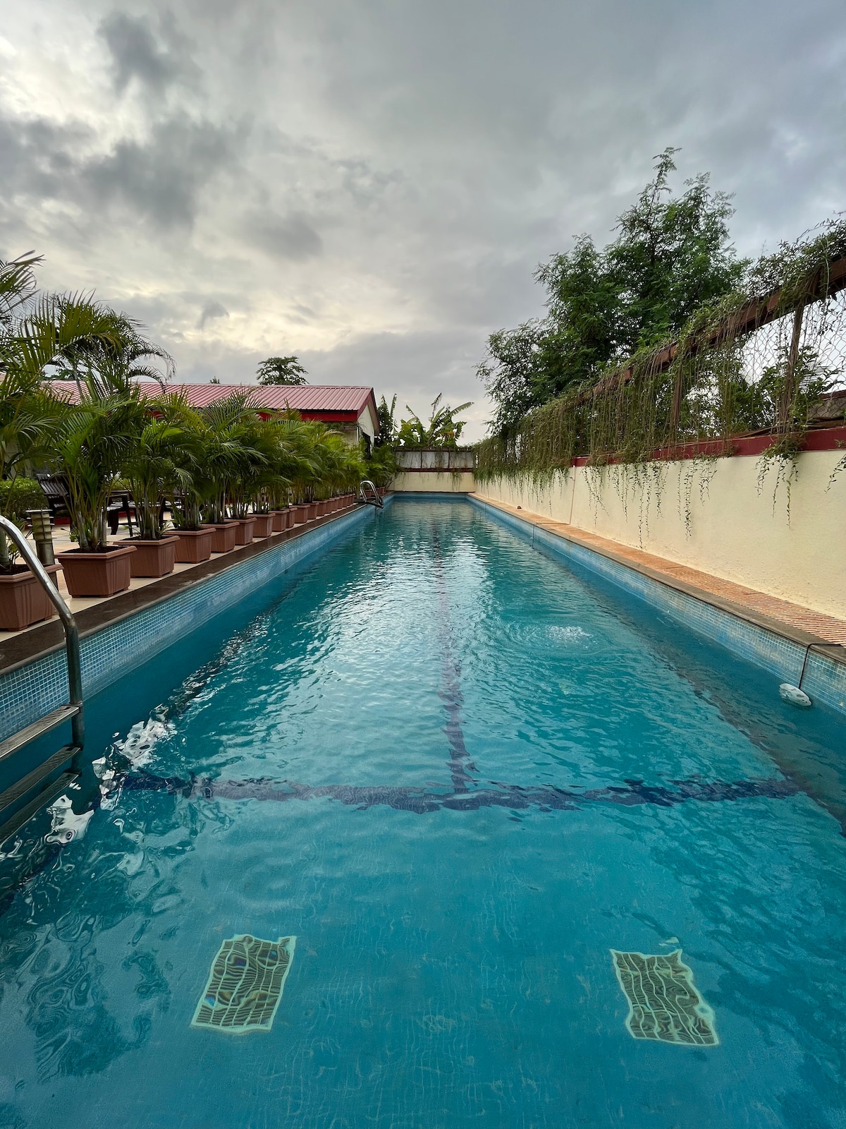 卡尔贾特（ Karjat ）美丽的4床别墅，带25米泳池