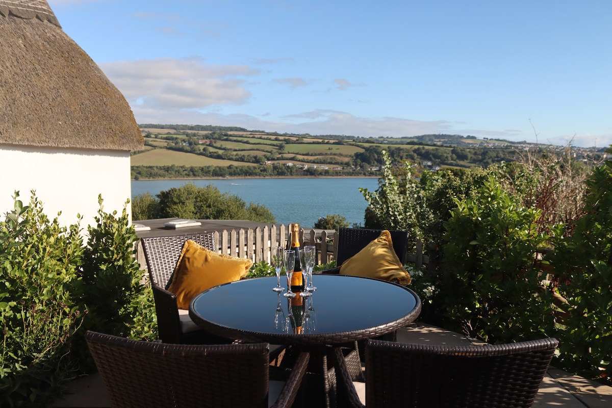 Thatched cottage with fabulous river views