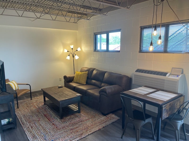 Cozy Modern Downtown Tahlequah Studio