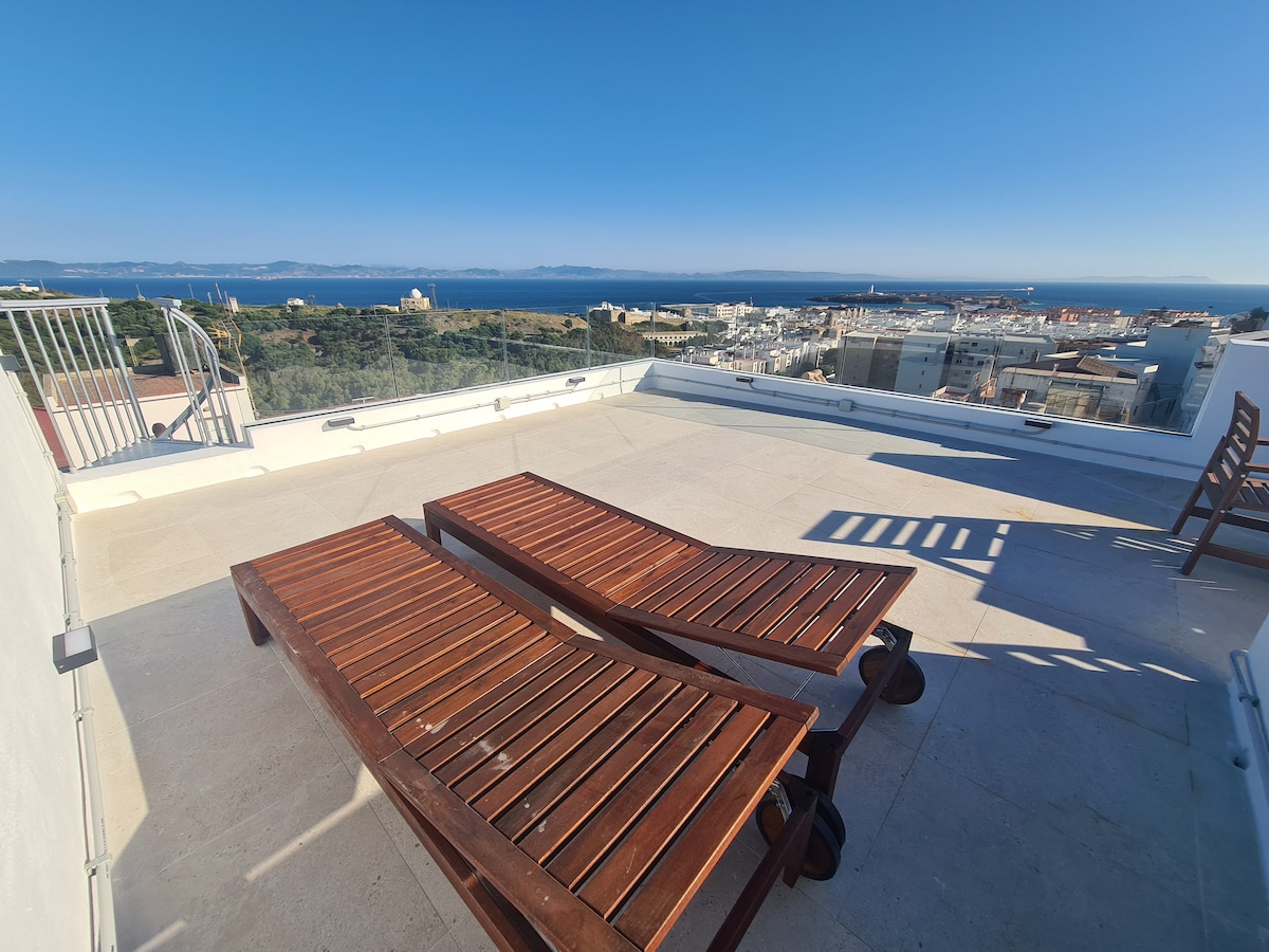 Cheerful 5-bedroom home with unique rooftop views