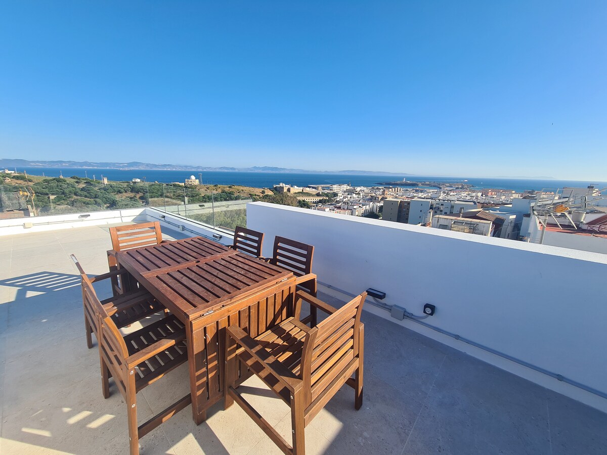 Cheerful 5-bedroom home with unique rooftop views