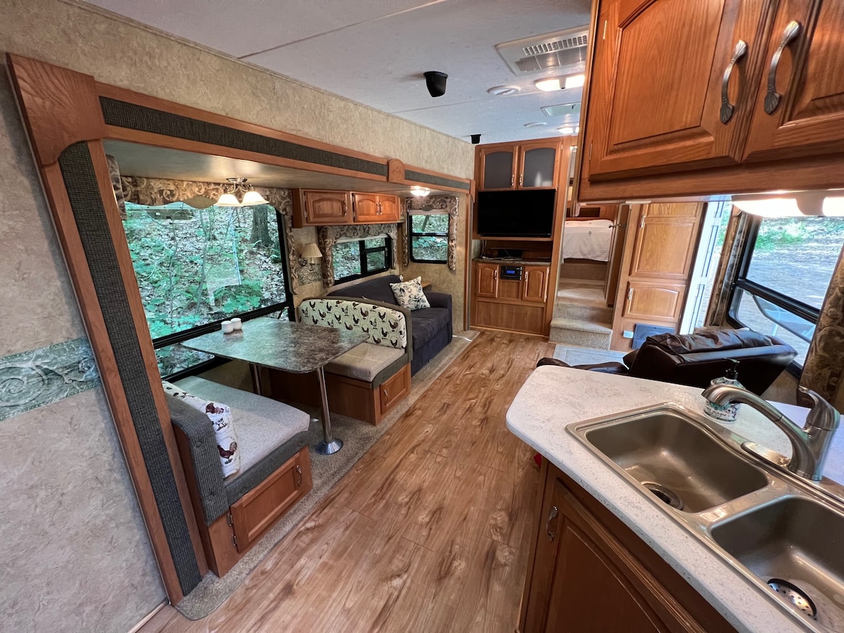 Delightful RV Rental surrounded by woods