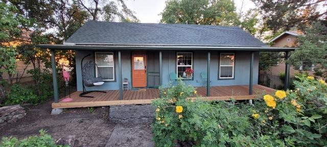 Cozy one bedroom Cottage Getaway!