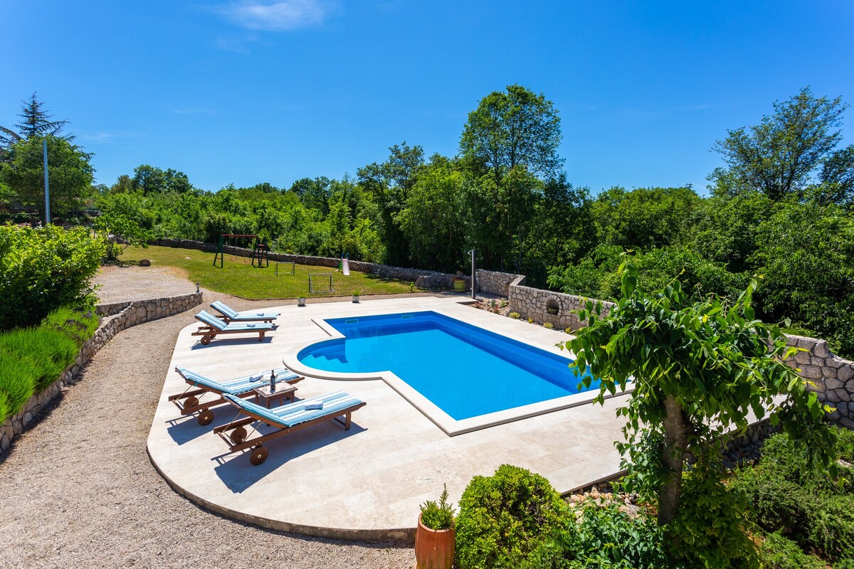 Charming Villa Katarina With Private Swimming Pool