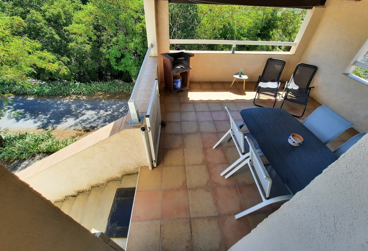 Gite avec terrasse couverte et piscine commune