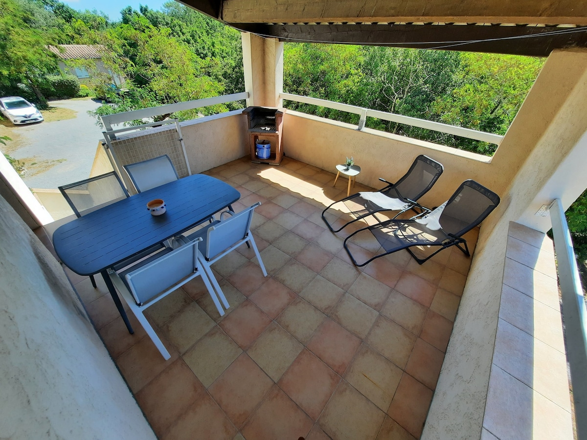 Gite avec terrasse couverte et piscine commune