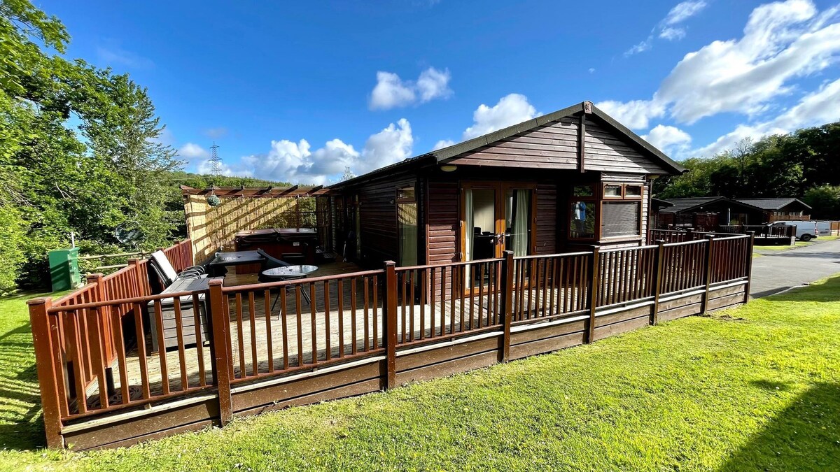 Devon Delight: Conkers Lodge with Hot Tub