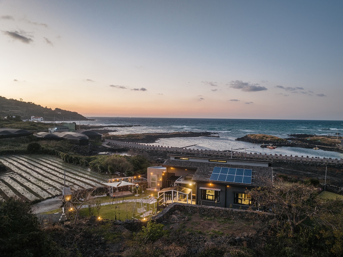 开业优惠，海景日光浴室，距离汉德海滩（ Hamdeok Beach ） 5分钟路程，私人豪华日光浴室，免费烧烤掩体-C