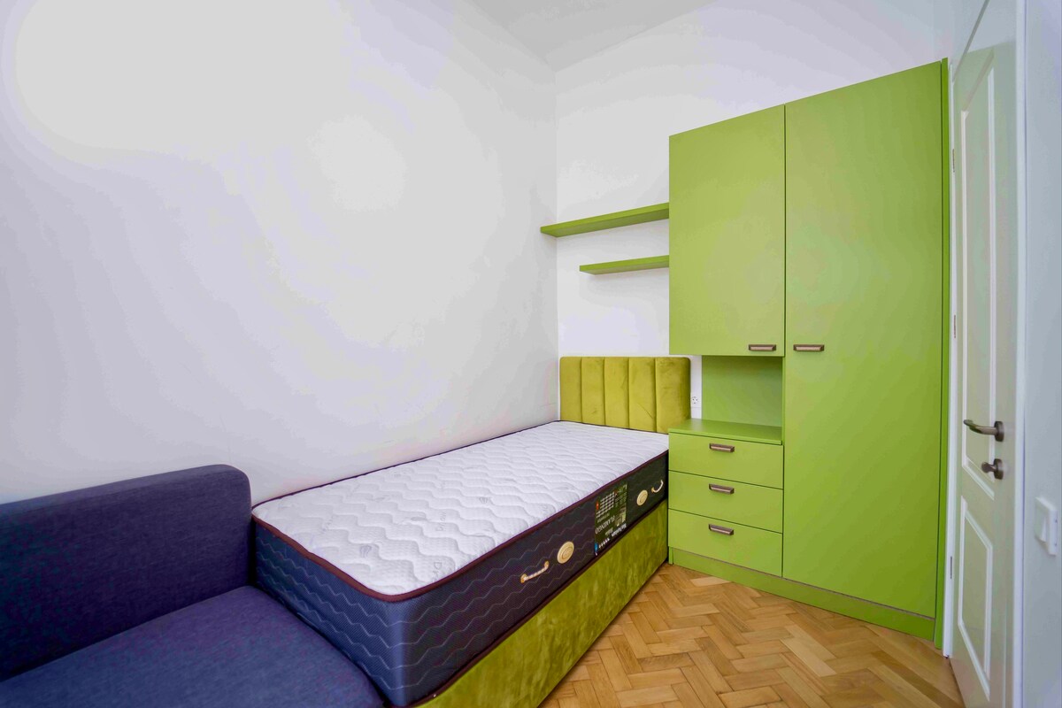 可爱的3间客房公寓，靠近Rustaveli地铁站， 2间卧室