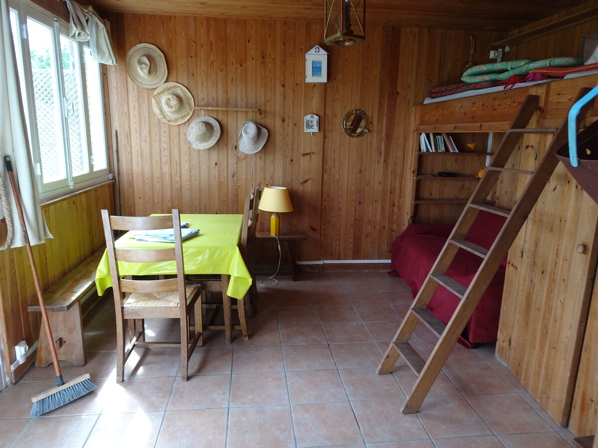 Bungalow en dur confortable pieds dans l'eau