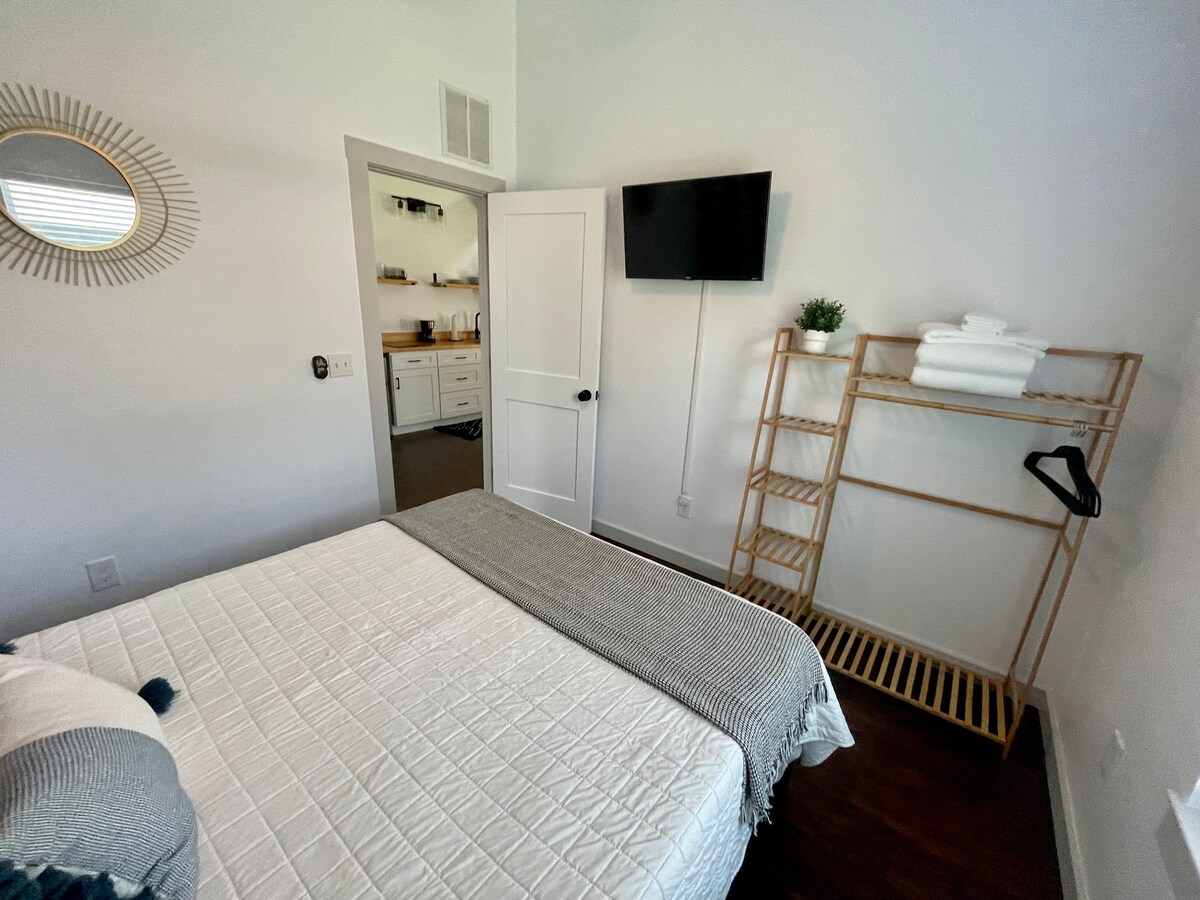 现代舒适的1卧室客房，靠近NoDa和麦木