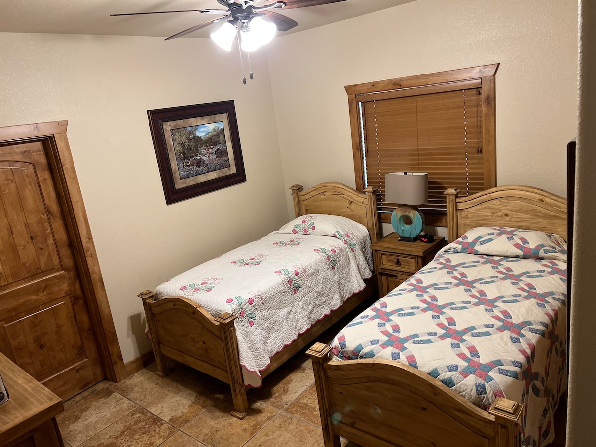 Ranch House Rm 2 - Single Bedroom with Twin Beds