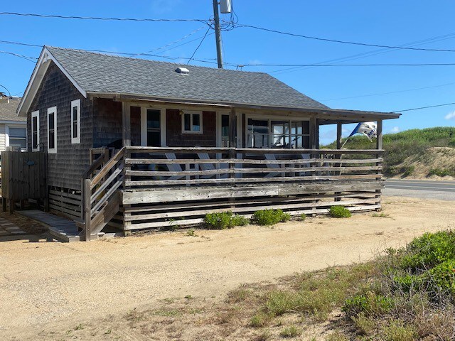 Classic Surf Shack on the Beach Road