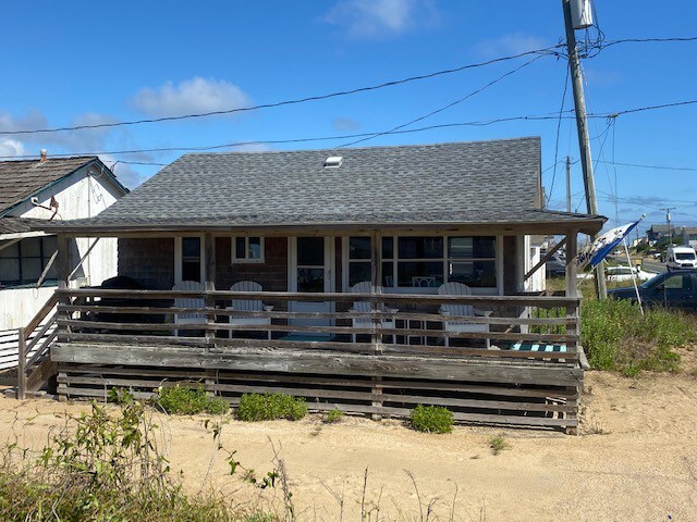 Classic Surf Shack on the Beach Road