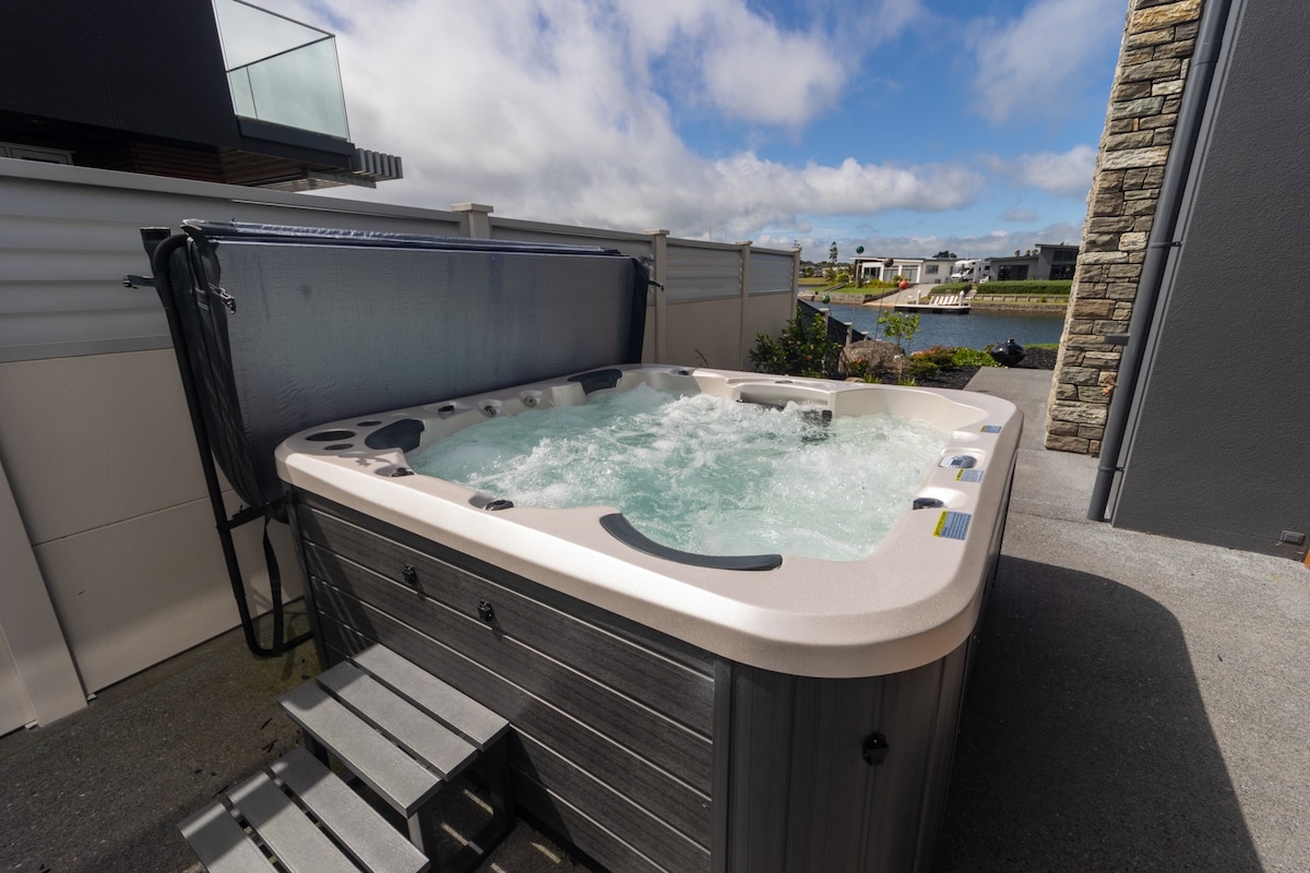 Marsden Cove Canal Haven with spa pool