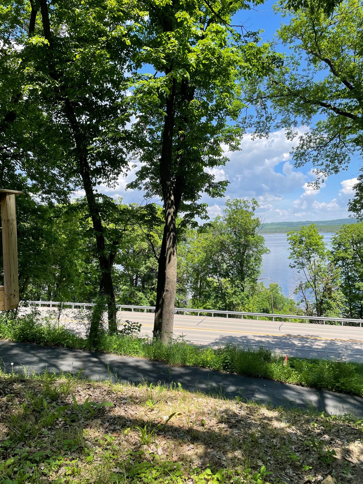 Charming 2 bedroom cabin with views of Lake Pepin