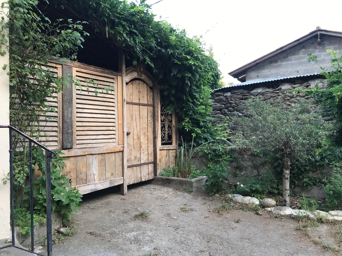 舒适的小屋，带遮阳露台，停车场