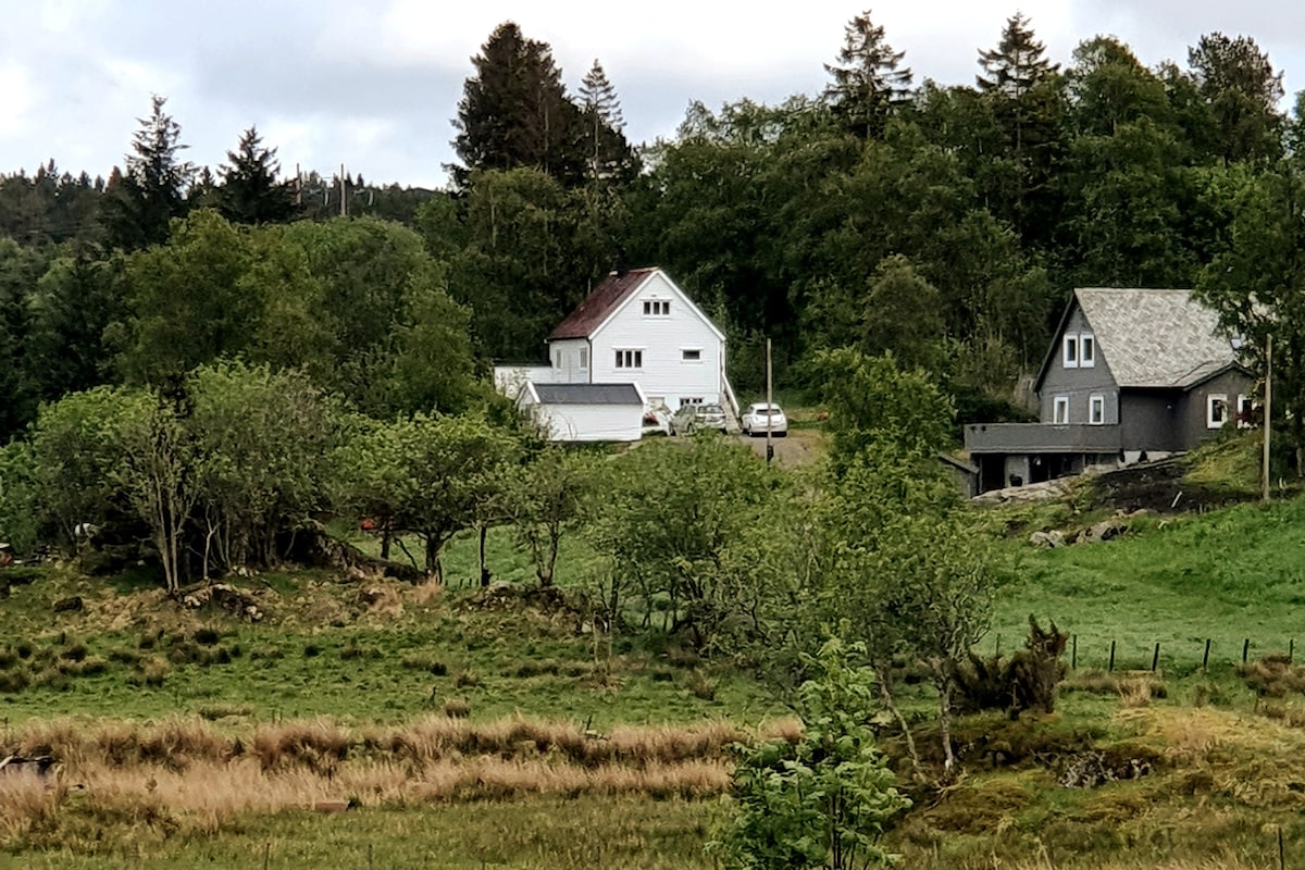 位于Leirvåg/Austrheim的度假屋