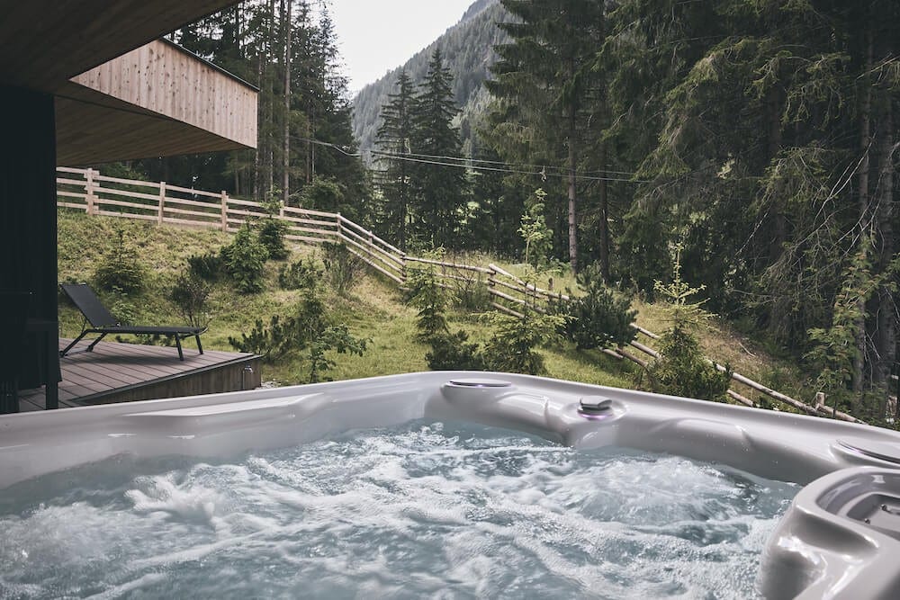 森林边缘的豪华度假木屋，配有私人按摩浴缸