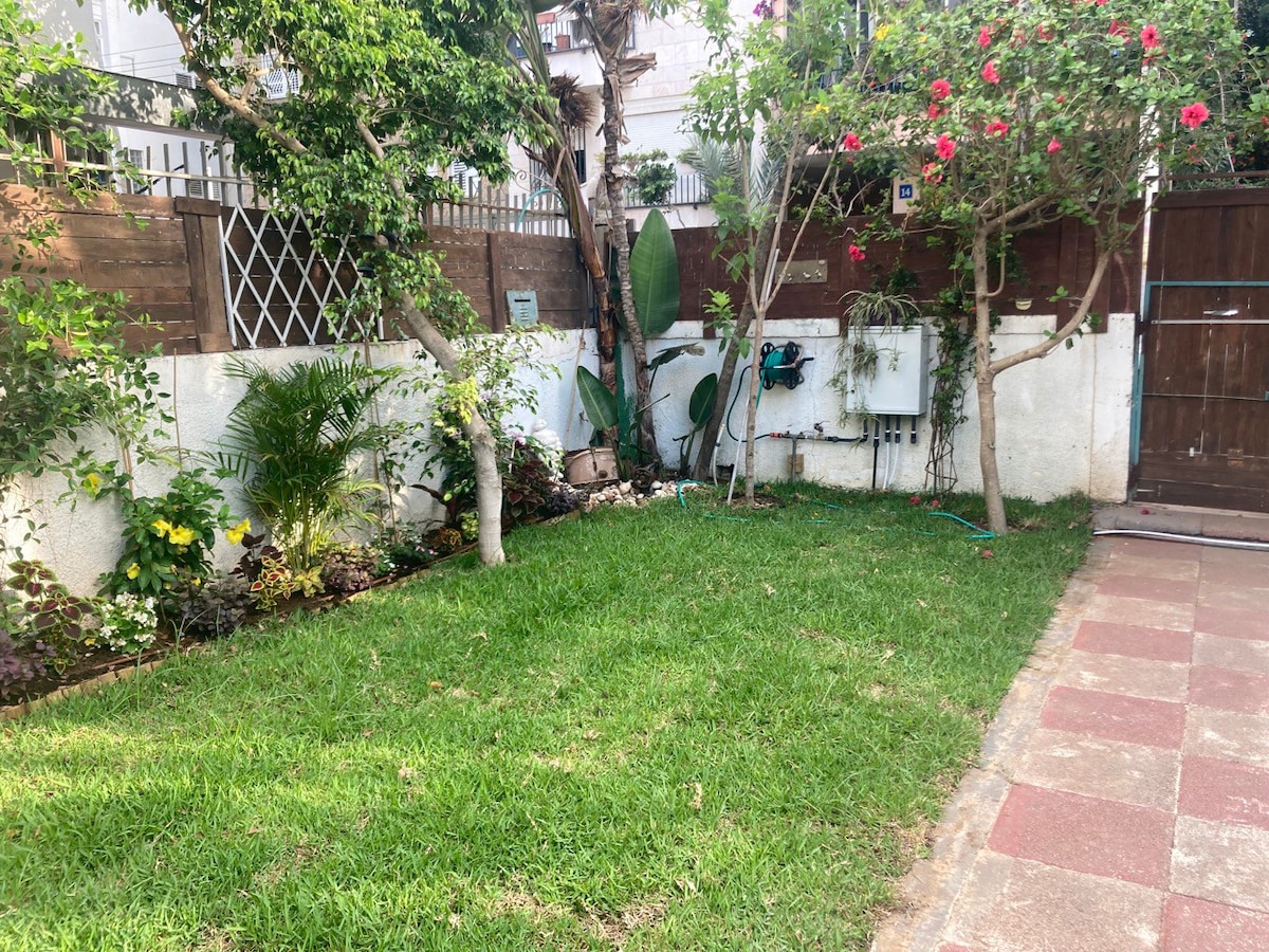 Rare cottage + huge yard - 1 block from the beach