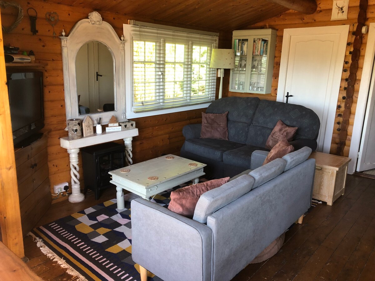 位于斯诺登尼亚国家公园（ Snowdonia National Pk ）的舒适双卧室木屋