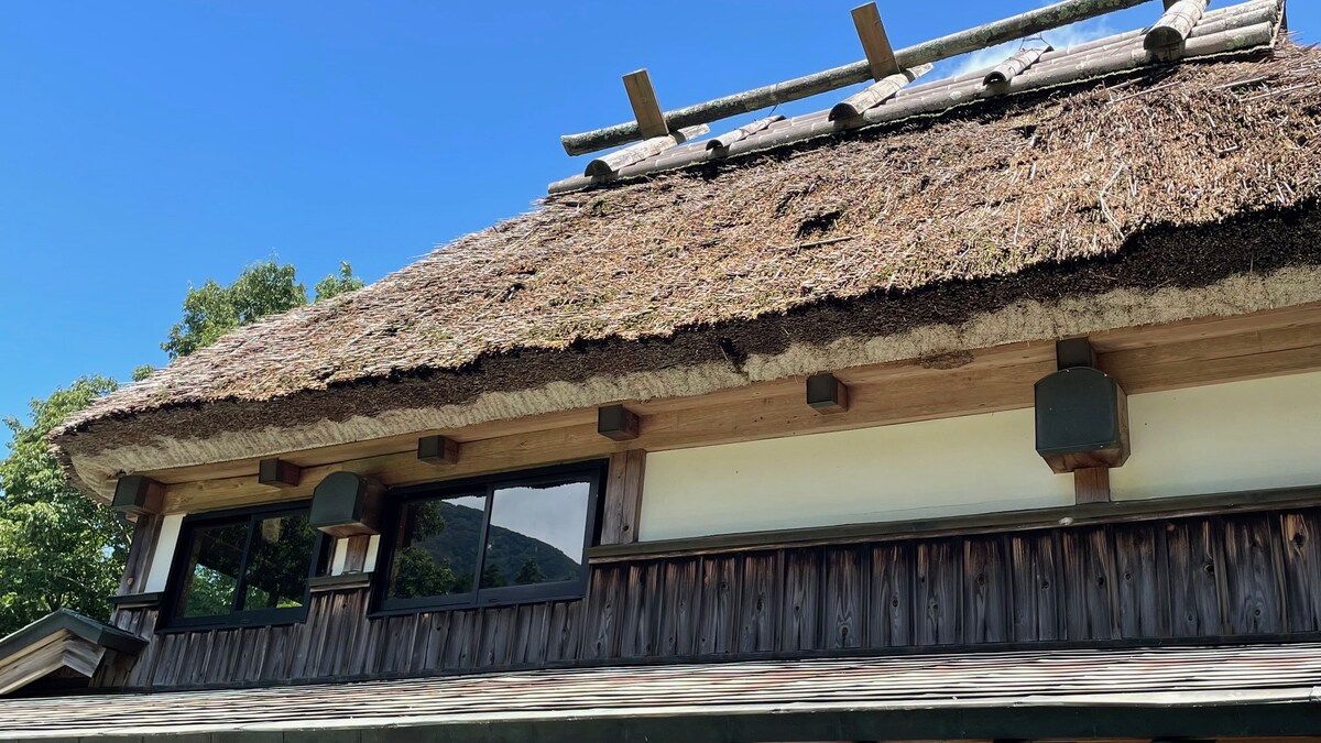 传统的日式乡村小屋/Kayabuki风格屋顶