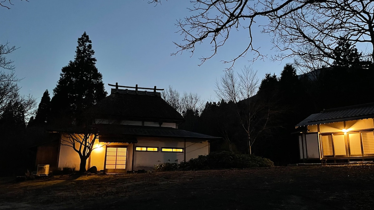 传统的日式乡村小屋/Kayabuki风格屋顶