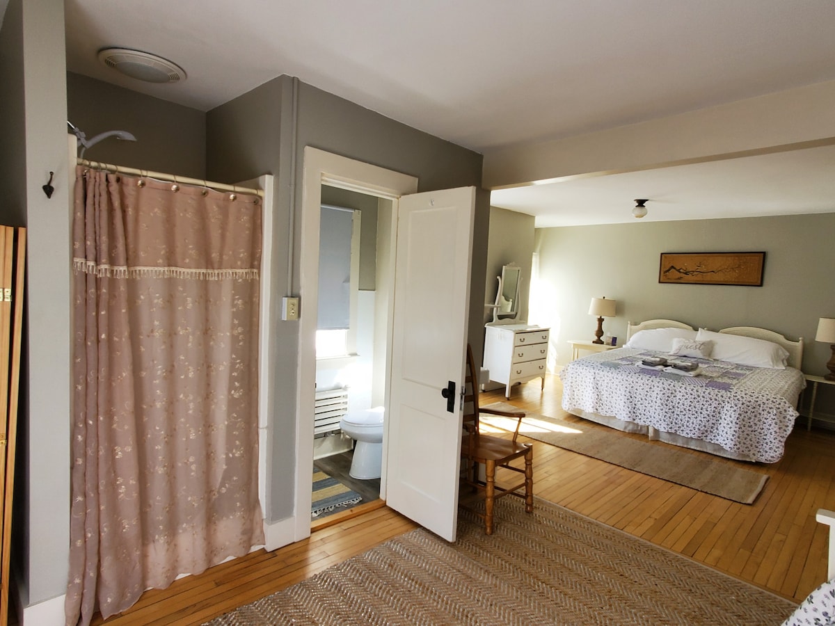 King Suite in Historic 1820s Inn- Cotton Lincoln