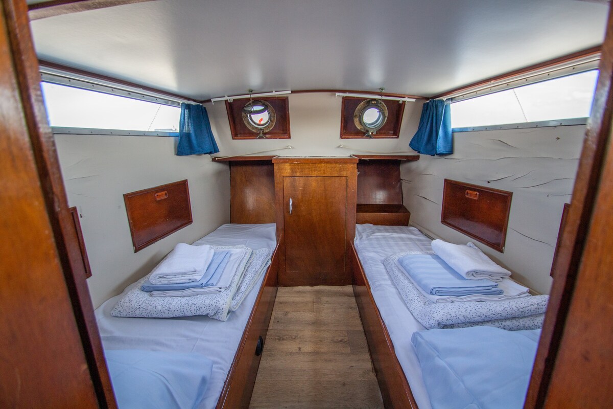 Refitted Classic Motor Yacht 12m at 5*Marina 4+2