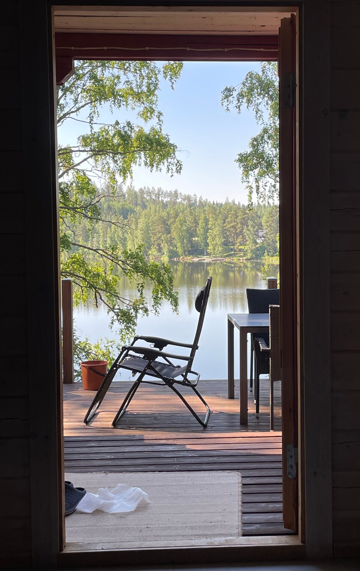 Mökki upealla maisemalla Pyhäjärven rannalta