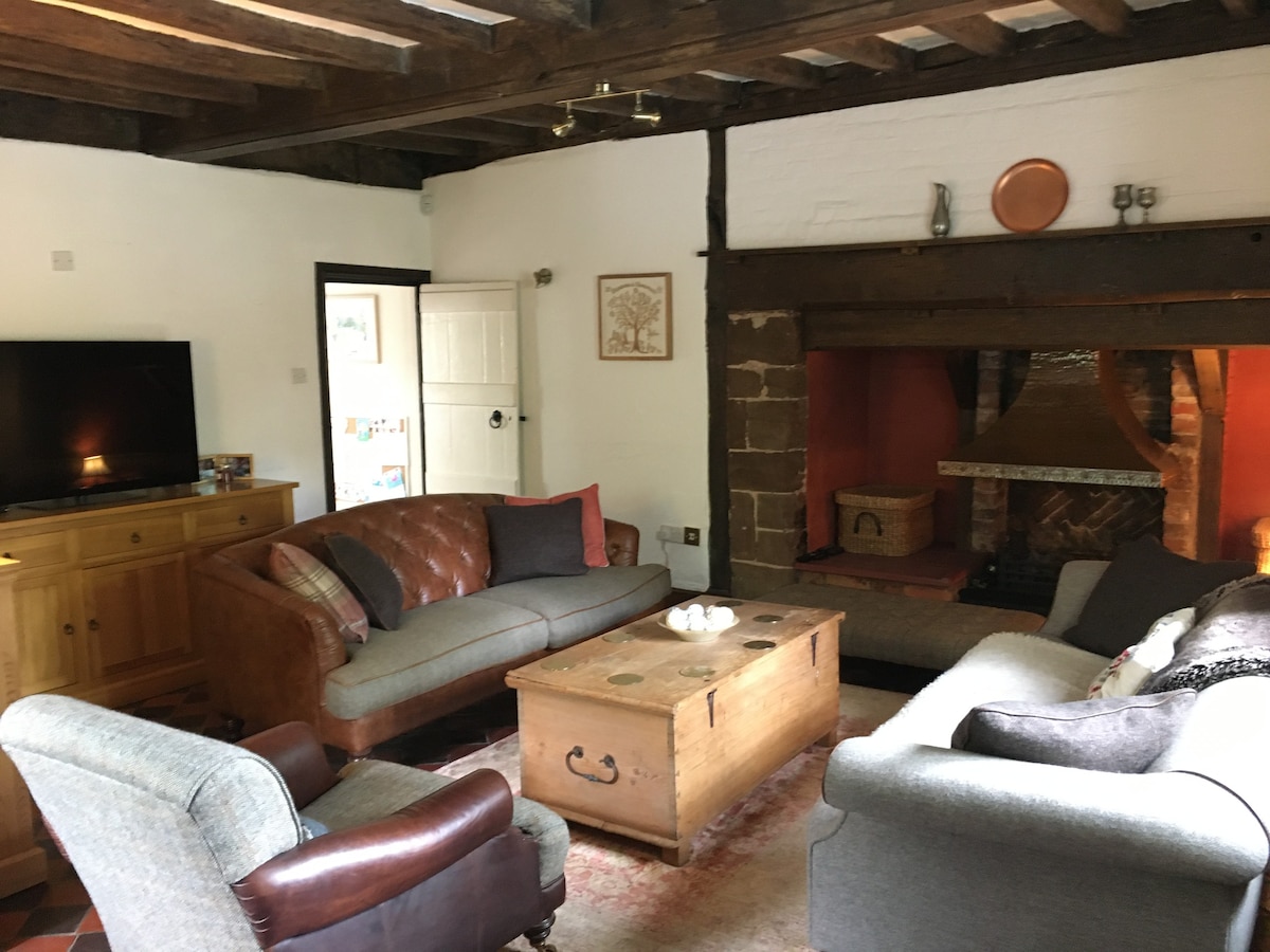 Traditional 3 bedroom cottage in village location