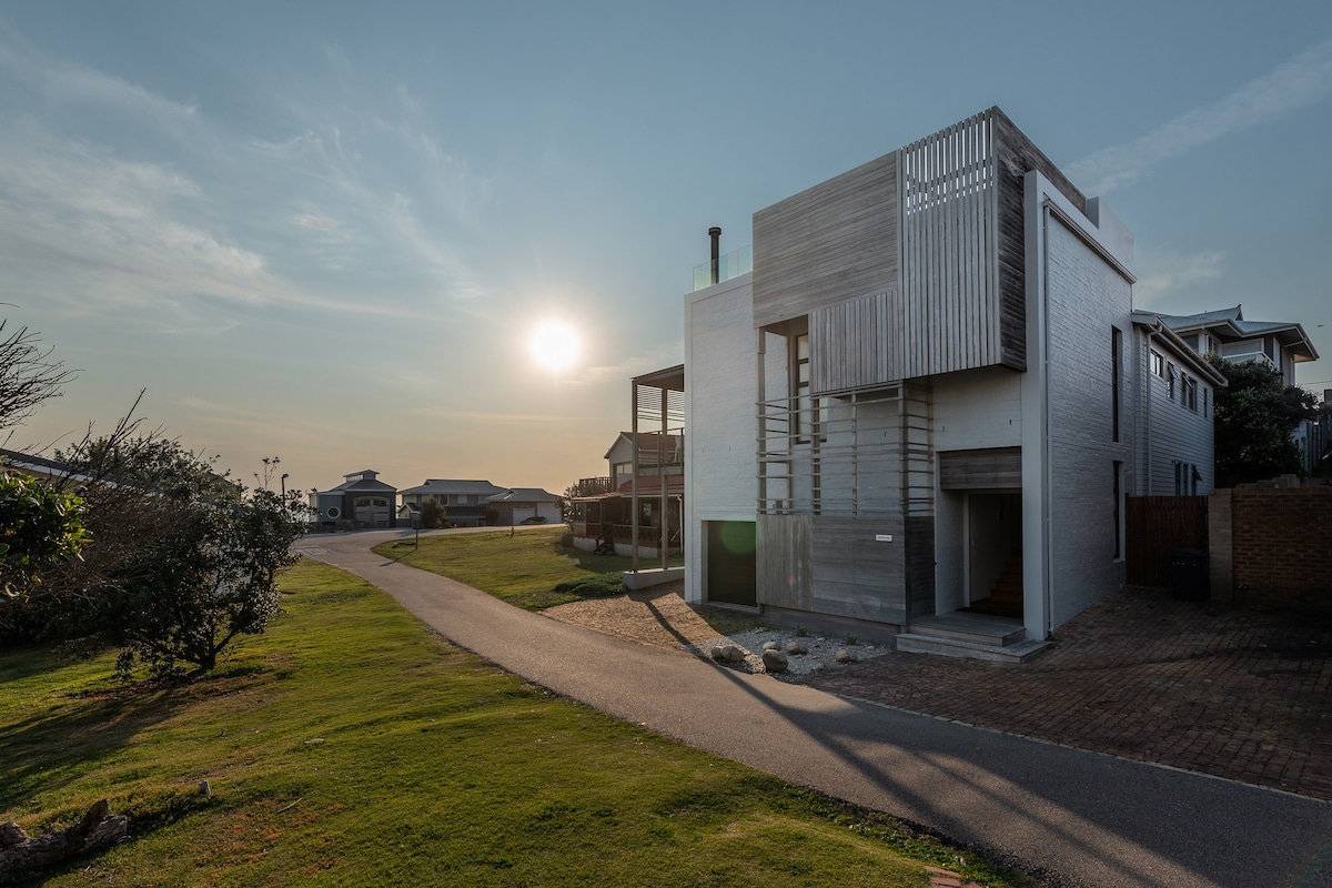 Lekkerbreek: Modern beach house & indoor fireplace