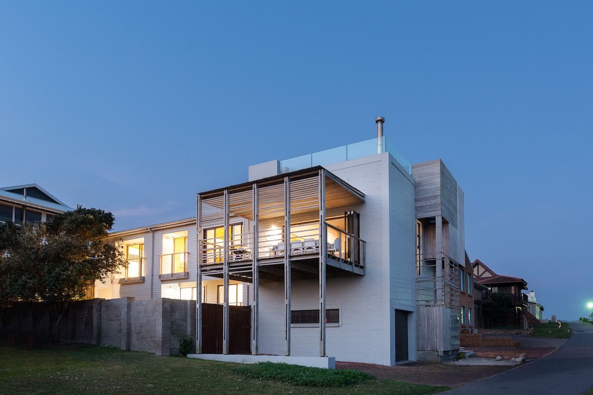 Lekkerbreek: Modern beach house & indoor fireplace