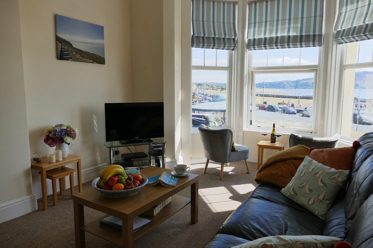 Beachfront, Homely Apartment in Llandudno